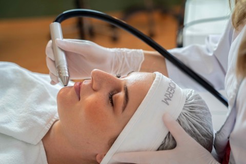 Anti-Age Behandlung mit Wirkstoff-Ampulle im Gesicht