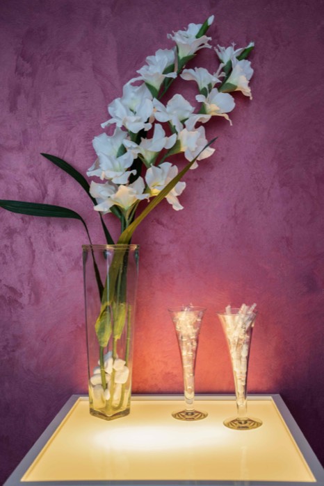 Orchideen und Champagnergläser als Symbol für ein besonderes Geschenk