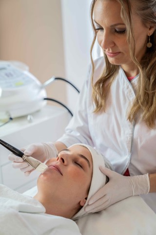 Anwendung der Mikrodermabrasion im Gesicht