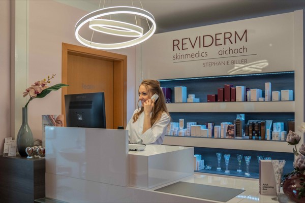 Empfangsbereich mit REVIDERM Markenwand